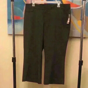 Women’s Merona Ebony/ Beige Capris, 18